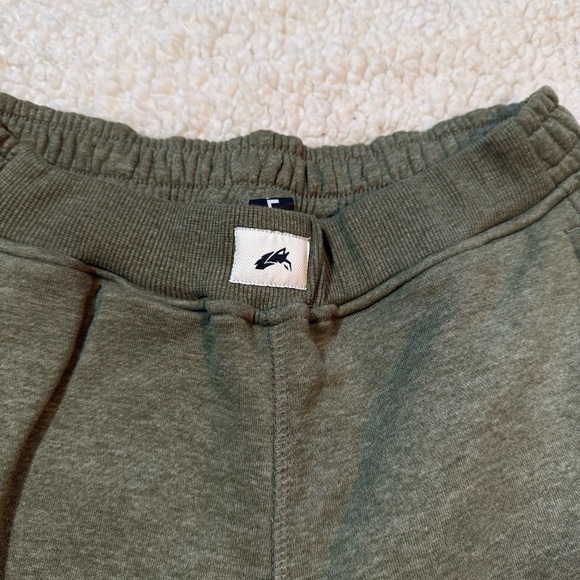 Alphalete Women’s Trek Cargo Sweatpants Size Medium Army Green Oversized Fit - Picture 3 of 7